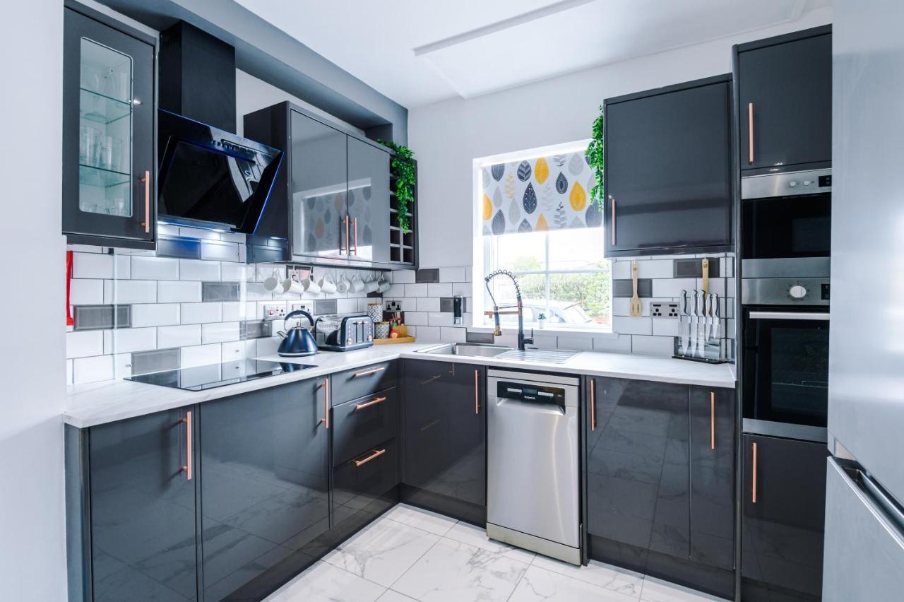 Only Family Groups - Pets Stay For Free - Sleeps 8 - Sofabed Blackpool Buitenkant foto